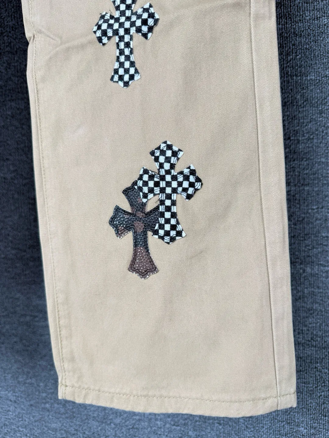 P270 💰 (Top version) Chrome Hearts CH khaki camouflage checkerboard horse hair cross patch leather jeans. Original purchased and patterned to truly restore the ultimate texture of Vintage. Italian special cowhide print and then cut. Customized sheepskin three-layer thick line leather. The whole body is spliced in heavy water washing process. Craftsmen hand-splash ink. You can see the details. Three-dimensional cutting version. Loose and comfortable. Not picky on the figure. Look tall and slim. Factory precision work. Original quality control. Same style for men and women. Can be matched with couples. Versatile recommendation. Must-have jeans for all seasons. Color: Khaki Size: 28-30-32-34 (corresponds to S-M-L-XL)